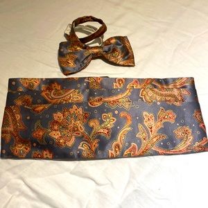 Mens cummerbunds Paisley pattern the Colors are silver, pink,  burgundy